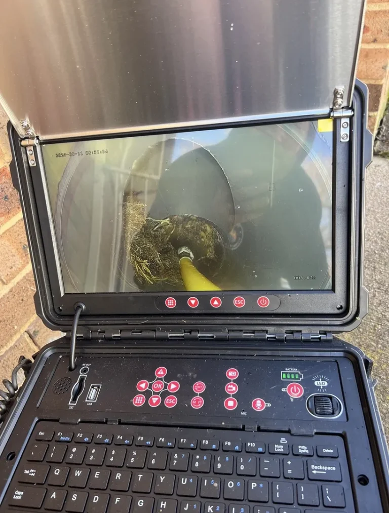 Keyboard with screen displaying pipe interior.